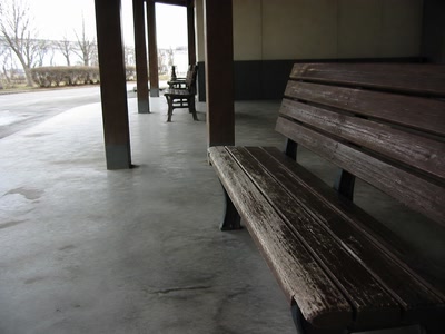 空いた木のベンチ（帰り支度の前）