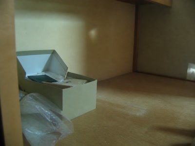 片付け途中の紙箱（手を少し休めた時）