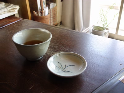 冷めた茶と小さな皿（手を少し休めた時）