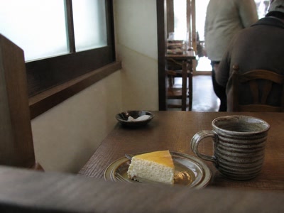 チーズケーキと厚いカップ（休憩の途中）