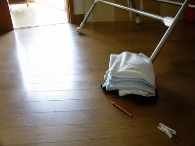 畳んだ洗濯物と赤鉛筆（手を少し休めた時）
