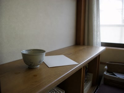 湯のみと伏せた白い紙（手帳を閉じる前）