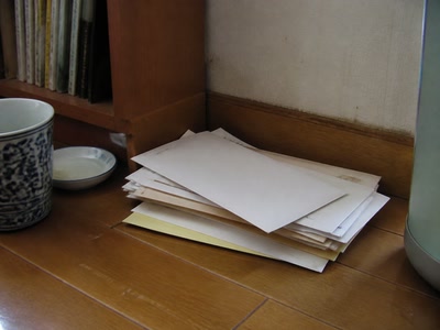 伏せた郵便物の束（手を少し休めた時）
