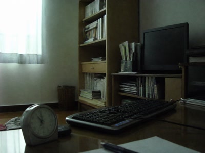 小さな卓上時計とキーボード（機械を確かめたついで）