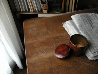 空の茶筒と新聞（茶を一口飲んだ後）