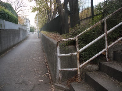 階段脇の古い手すり（少し足を止めた時）
