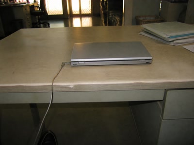 閉じたノート型パソコン（機械を確かめたついで）
