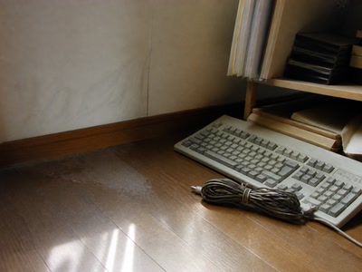 古いキーボードと束ねた線（机へ座った時）