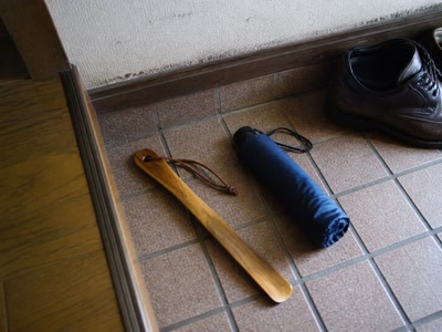 靴べらと小さな折り畳み傘（手を少し休めた時）