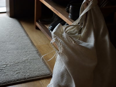 ほつれた買い物袋（手を少し休めた時）