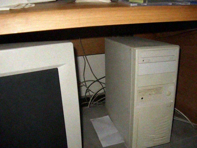 机の下の古いパソコン本体と画面とケーブル