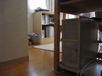 机の下のパソコン本体（机へ座った時）