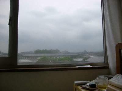 窓から見た曇り空（外の様子が気になった時）