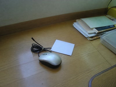 マウスと白い買い物メモ（机へ座った時）