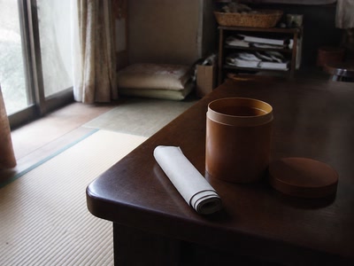 空の茶筒と新聞（手帳を閉じる前）