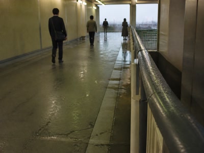雨粒の残る手すり（帰り支度の前）