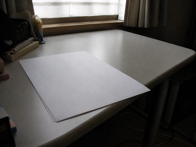 印刷前の白い用紙（机へ座った時）