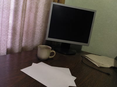 電源を切った画面と湯のみ（机へ座った時）