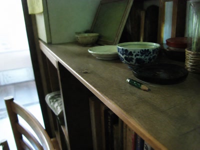 茶碗の横の削った鉛筆（小銭をしまう途中）