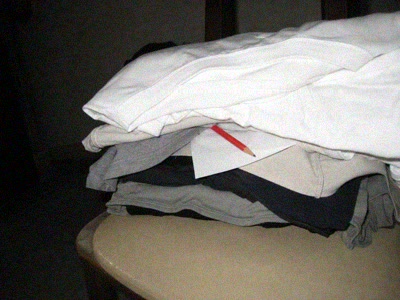 畳んだ洗濯物の間に挟まった赤鉛筆