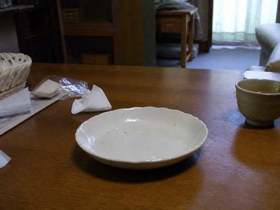空になった菓子皿（手を少し休めた時）