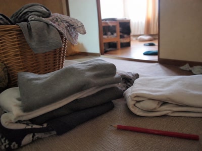 畳んだ洗濯物と赤鉛筆（棚を見直したついで）