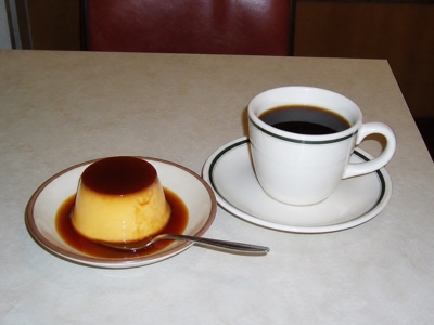 喫茶店の昔風のプリンと珈琲