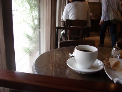 厚い珈琲カップと白い皿（椅子へ座った後）
