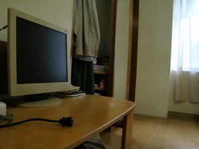 外した電源コード（机へ座った時）