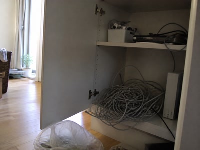絡んだ灰色のケーブル（机へ座った時）