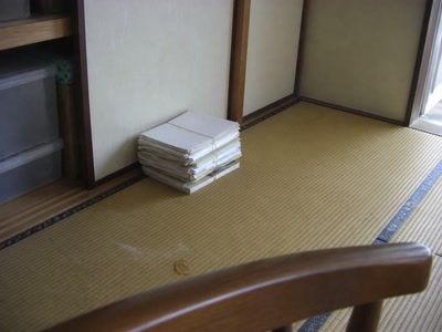 輪ゴムの弱った紙束（家で手を休めた時）