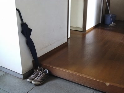 閉じた傘と乾かした靴(棚を見直したついで)