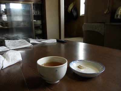冷めた茶と小さな皿(棚を見直したついで)