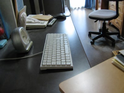 小さな卓上時計とキーボード(机へ座った時)