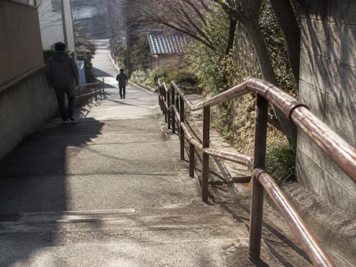 階段脇の古い手すり(鞄を持ち直した時)