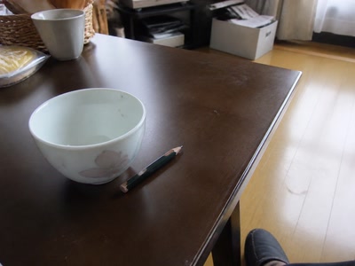 茶碗の横の削った鉛筆(椅子へ座った時)