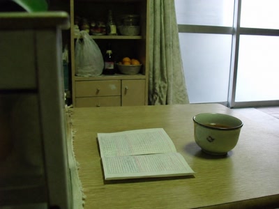 買い目の紙と冷めた茶(椅子へ座った時)