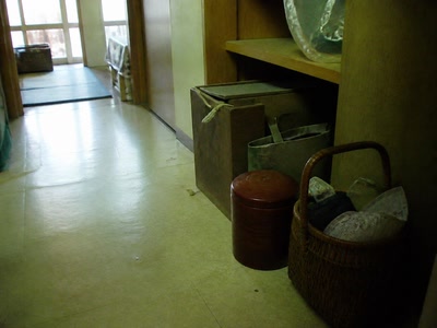 茶筒と小さな買い物籠(棚を見直したついで)