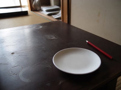 白い皿と赤鉛筆（椅子へ座った時）