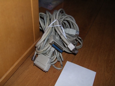 床で一緒に束ねた古いコンピューターケーブル