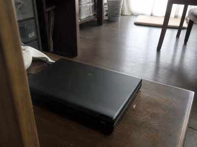 閉じたノート型パソコン（机へ座った時）