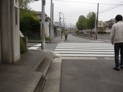 薄曇りの横断歩道（鞄を持ち直した時）