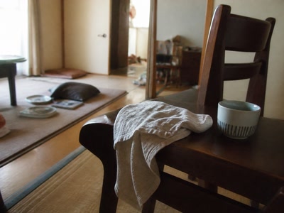 乾いた布巾と湯のみ（棚を見直したついで）