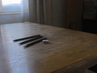 小さな消しゴムと三本の鉛筆（椅子へ座った時）