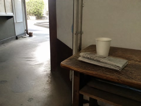 紙コップと折った新聞（人の流れが切れた時）