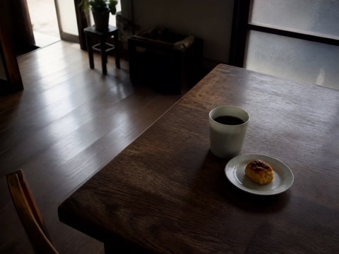 珈琲と小さな焼き菓子（席を離れる前）