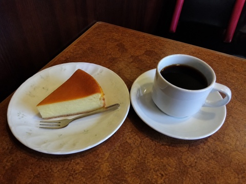 喫茶店のチーズケーキと珈琲