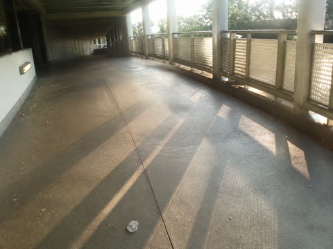 通路の床と長い影(人の流れが切れた時)