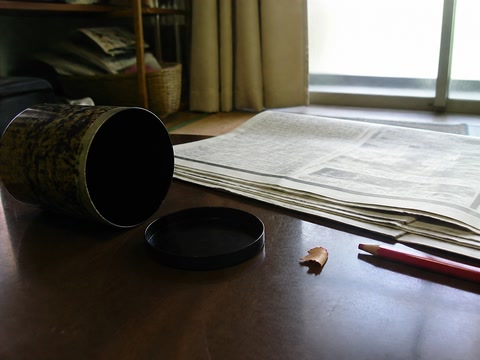 空の茶筒と新聞(椅子へ座った時)