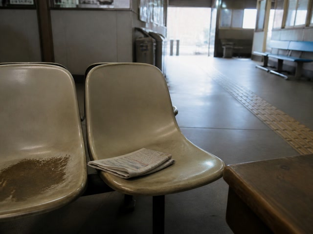 畳んだ新聞と空席（人の流れが切れた時）